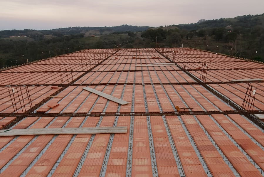 Laje pré-moldada com blocos cerâmicos montada em obra