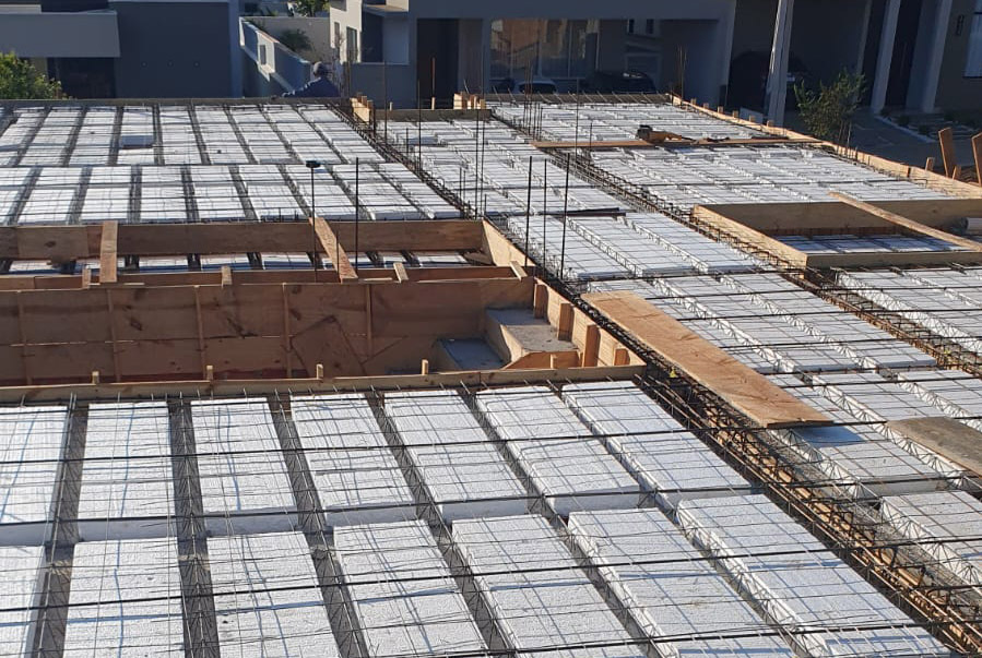 Laje pré-moldada com enchimento em EPS isopor montada em obra