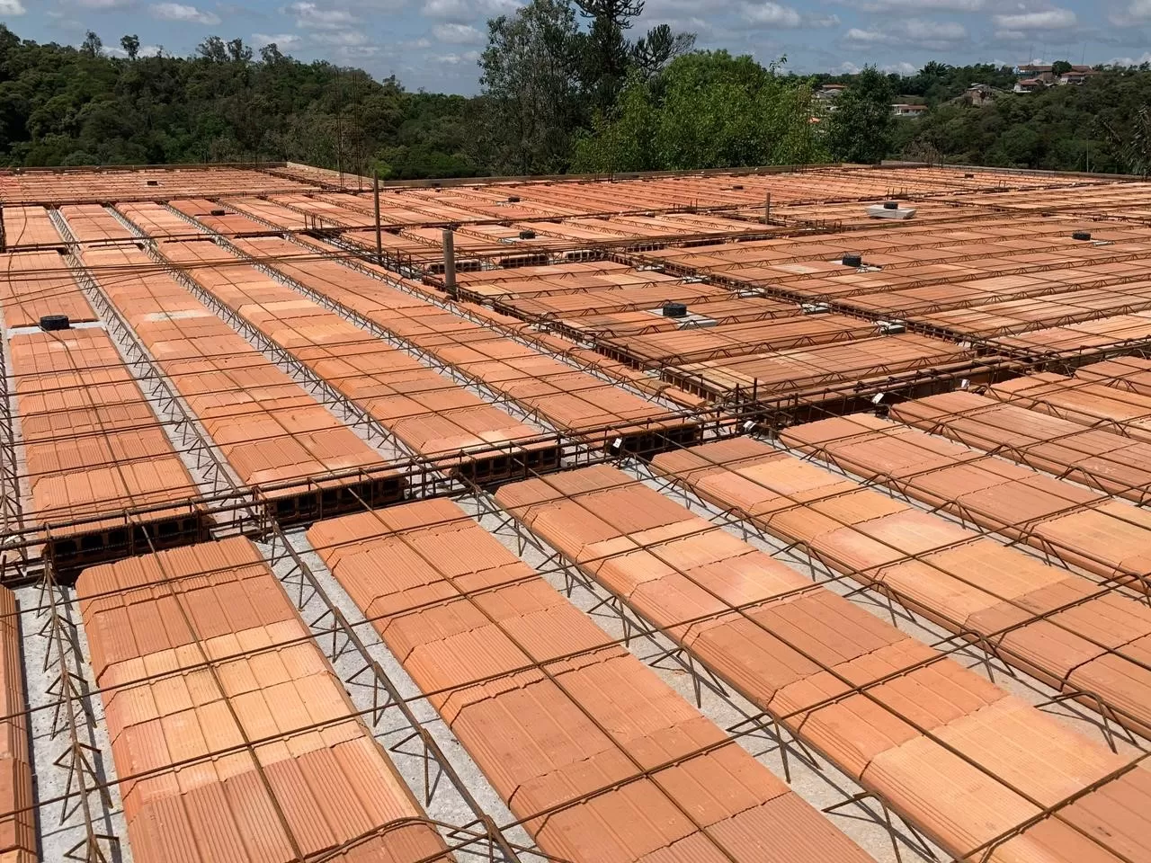Laje pré-moldada de treliça com blocos cerâmicos montada em obra pela A+ Lajes
